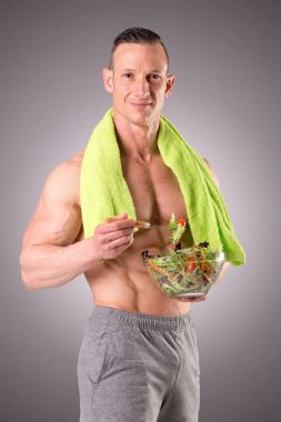 Kaslı adam holding salata