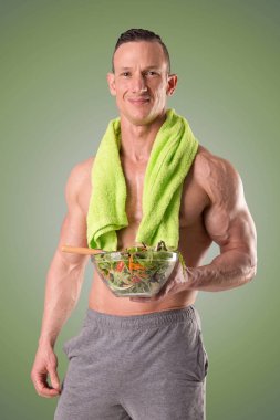 Kaslı adam holding salata
