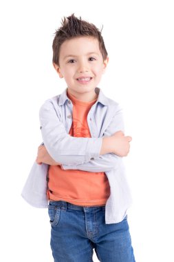 Küçük çocuk eğleniyor. 