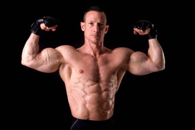 Eldiven içinde ayakta atlet 