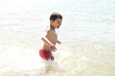 Kumsalda dinlenme çocuk