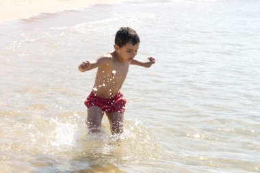 Kumsalda dinlenme çocuk