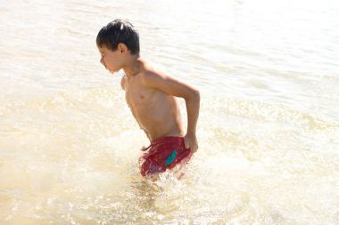 Kumsalda dinlenme çocuk