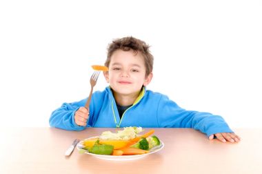 sebze yiyen çocuk