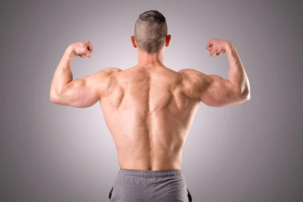 Atleta che mostra muscoli — Foto Stock