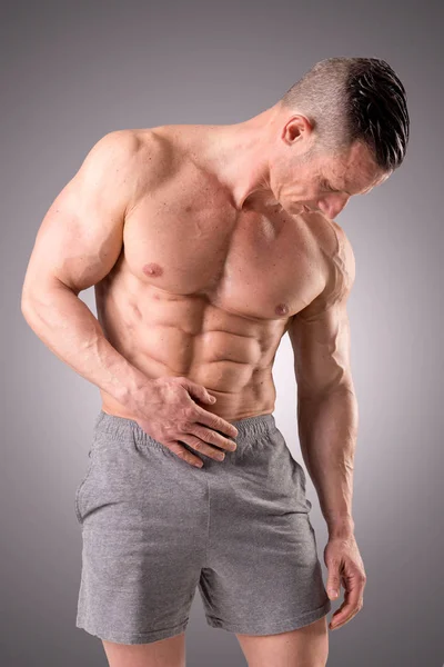 피트 니스 트레이너 보여주는 근육 — 스톡 사진