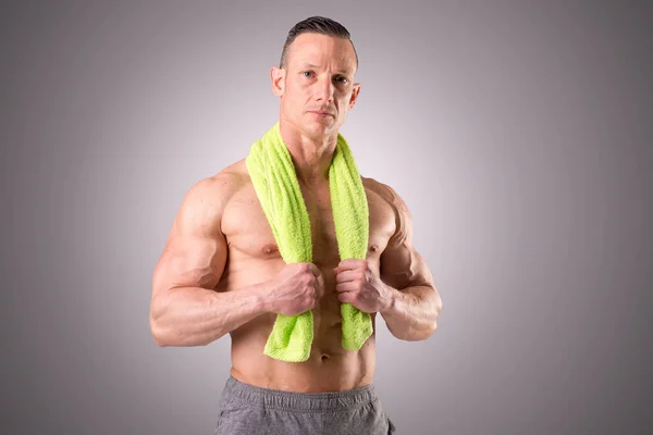 Instrutor de fitness com toalha — Fotografia de Stock