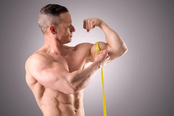 Espessura de medição homem de bíceps — Fotografia de Stock