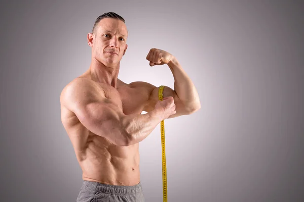 Człowiek, pomiar grubości biceps — Zdjęcie stockowe