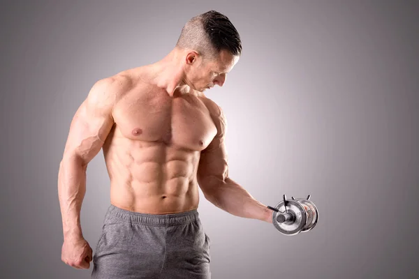 Man uitoefenen met dumbbell — Stockfoto