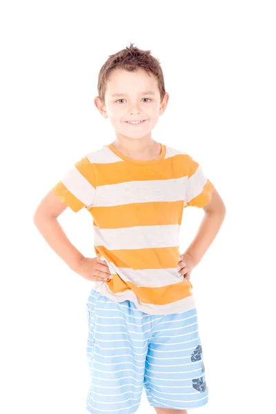 Мальчик в синих пляжных шортах — стоковое фото