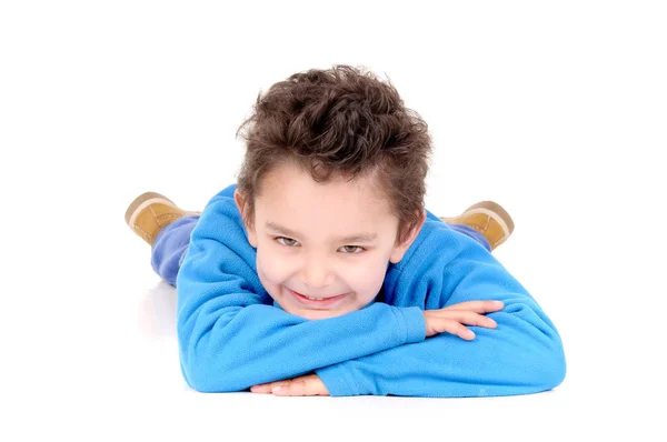 Маленький мальчик в синей спортивной одежде — стоковое фото