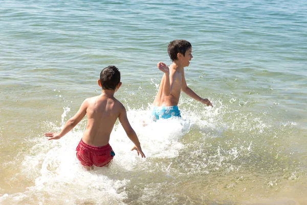 Crianças se divertindo no mar — Fotografia de Stock