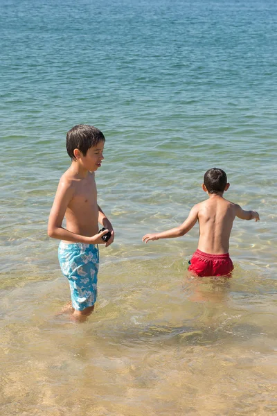 Kinder haben Spaß im Meer — Stockfoto