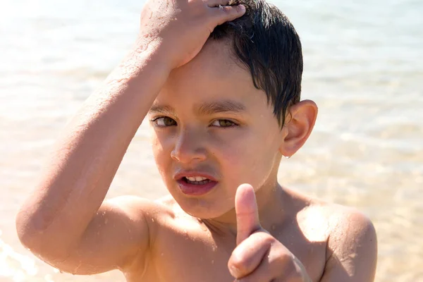 Junge steht am Strand — Stockfoto