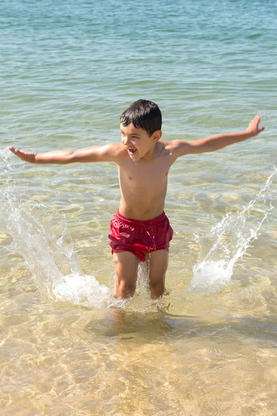 Junge rastet am Strand aus — Stockfoto