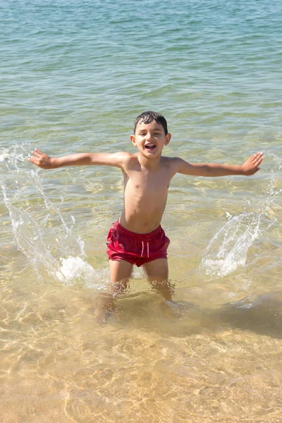Junge rastet am Strand aus — Stockfoto