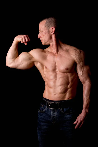 Atleta mostrando músculos — Fotografia de Stock