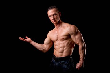 Atlet gösteren kaslar