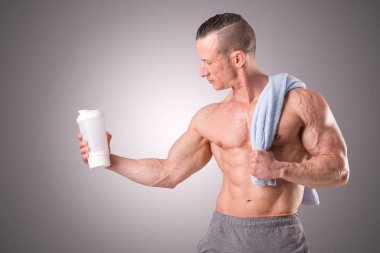 gri bir arka plan üzerinde poz uygun kaslı adam izole