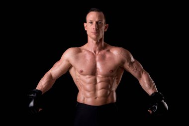 Eldiven içinde ayakta avcı 