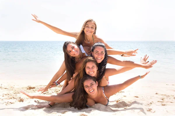Skupina přátel na pláži — Stock fotografie