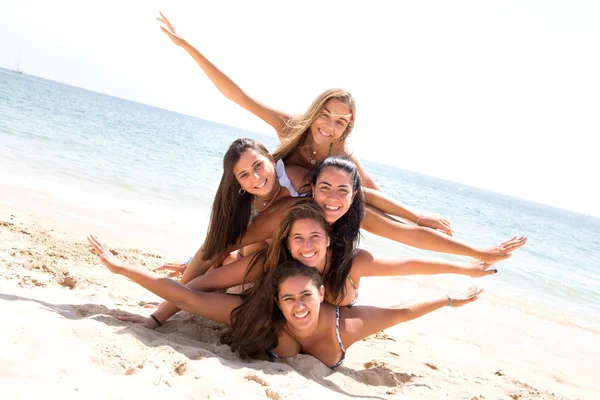 Groupe d'amis à la plage — Photo