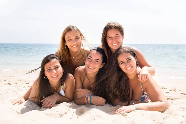 Grupo de amigos na praia — Fotografia de Stock