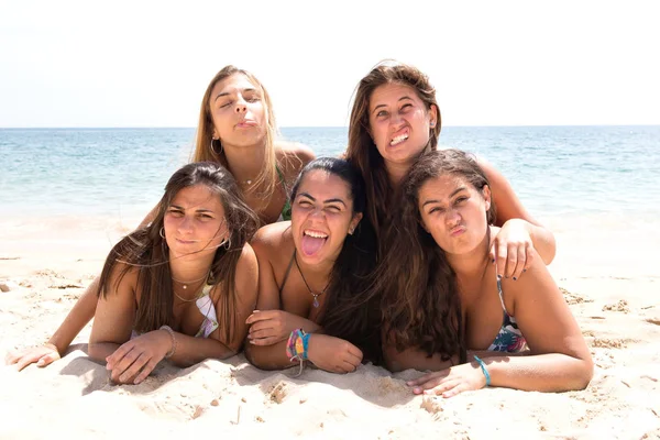 Grupo de amigos en la playa —  Fotos de Stock