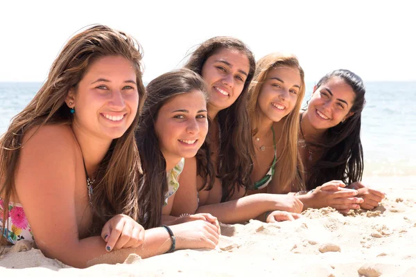 Grupp vänner på stranden — Stockfoto