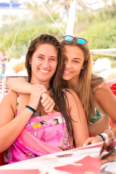 Grupo de amigos na praia — Fotografia de Stock