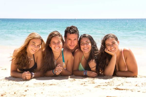 Grupp vänner på stranden — Stockfoto