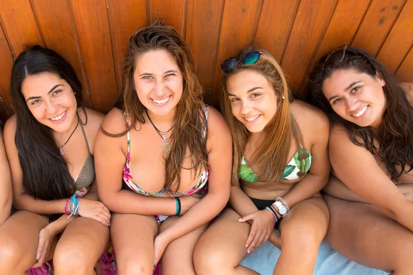 Gruppe von Freunden am Strand — Stockfoto