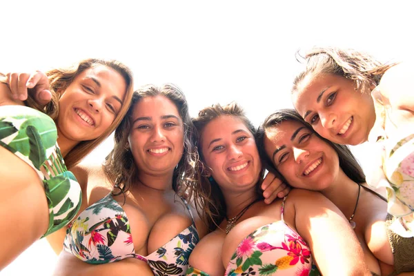 Groep vrienden op het strand — Stockfoto