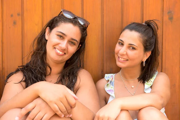 Grupo de amigos na praia — Fotografia de Stock