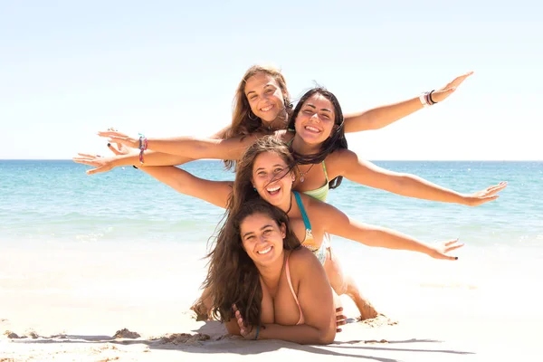 Gruppe von Freunden am Strand — Stockfoto