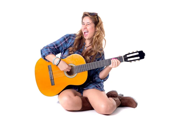 Hermosa chica joven tocando la guitarra — Foto de Stock