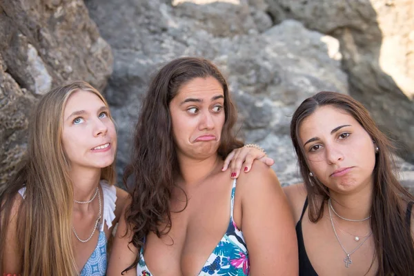 Gruppe Schöner Freunde Posiert Strand — Stockfoto