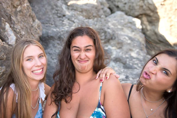 Groep Mooie Vrienden Die Zich Voordeed Het Strand — Stockfoto