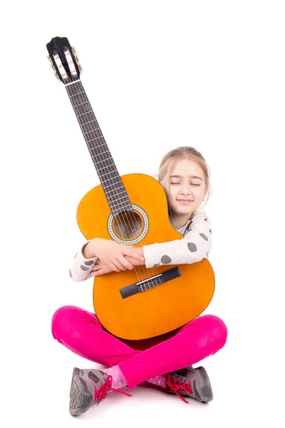 기타와 함께 어린 소녀 — 스톡 사진