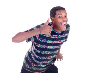 Yakışıklı genç adam yalnız poz veriyor.