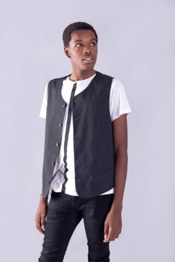 Yakışıklı genç adam yalnız poz veriyor.