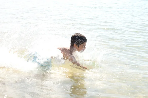 Rapaz na praia — Fotografia de Stock