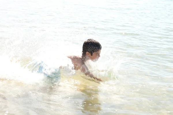 Niño en la playa — Foto de Stock