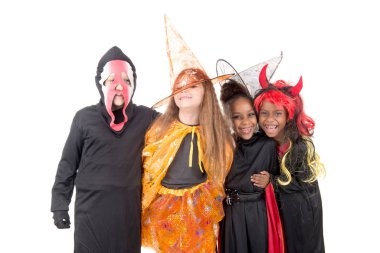 Cadılar bayramında poz veren küçük çocuklar