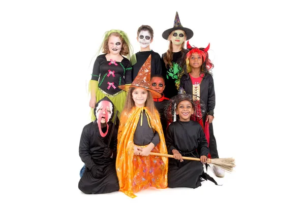 Kleine kinderen poseren op Halloween — Stockfoto