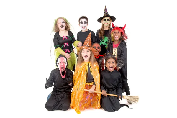 Kleine kinderen poseren op Halloween — Stockfoto