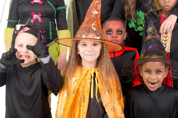 Kleine kinderen poseren op Halloween — Stockfoto