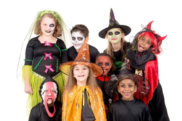 Kleine kinderen poseren op Halloween — Stockfoto