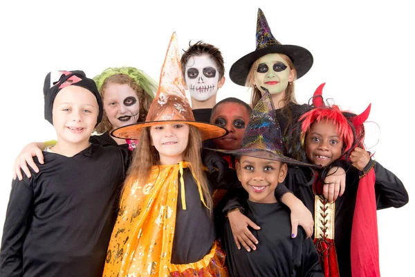 Kleine kinderen poseren op Halloween — Stockfoto